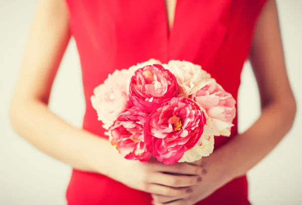 花の花束と女性手 — ストック写真