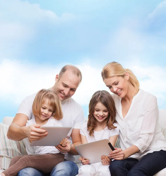 Família feliz com computadores tablet pc — Fotografia de Stock