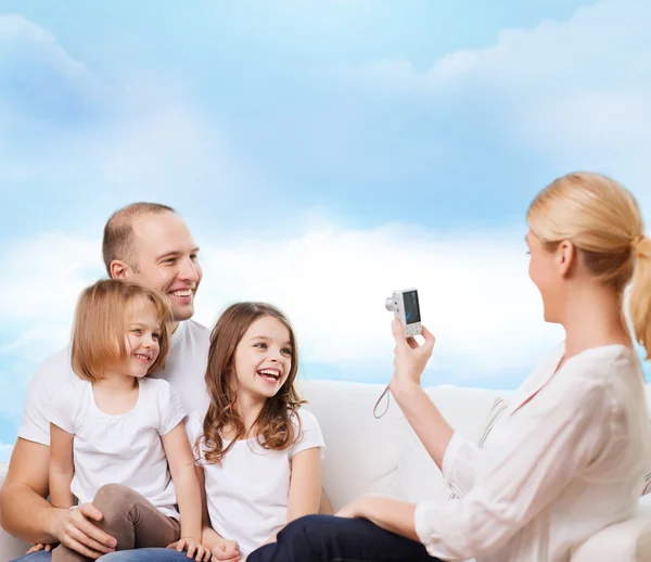 Famiglia felice con macchina fotografica a casa — Foto Stock