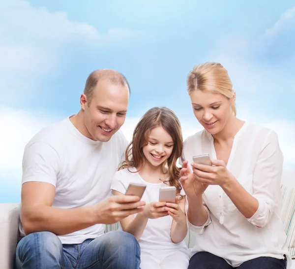 Famille heureuse avec smartphones — Photo