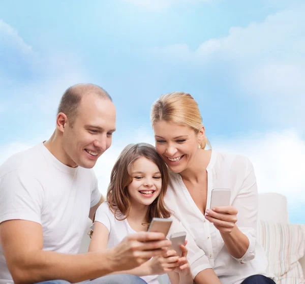 Šťastná rodina s chytrými telefony — Stock fotografie