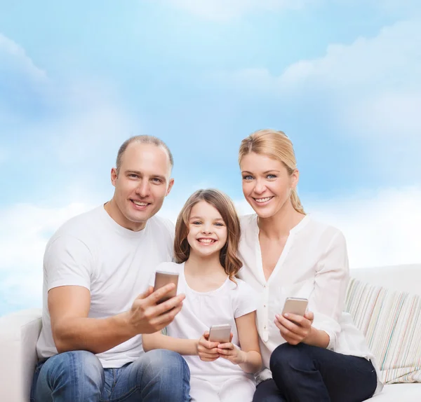 Famiglia felice con smartphone — Foto Stock