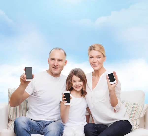 Famille heureuse avec smartphones — Photo