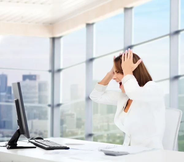 Empresária gritando na frente do computador — Fotografia de Stock