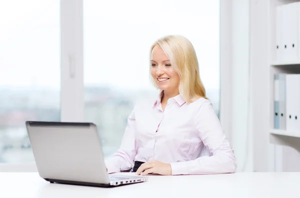 Glimlachende zakenvrouw of student met laptop — Stockfoto