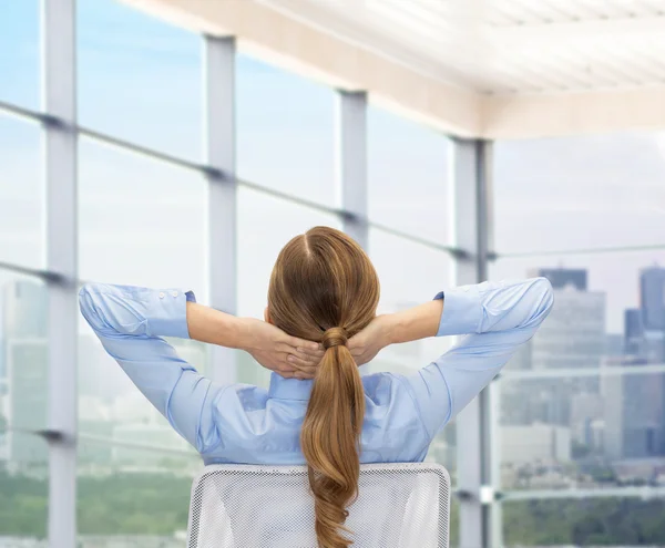 Zakenvrouw zittend op een stoel uit terug — Stockfoto