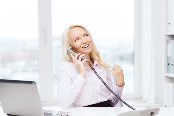 Affärskvinna eller student uppmanar telefonen leende — Stockfoto