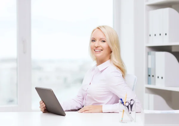 Empresária sorridente ou estudante com tablet pc — Fotografia de Stock