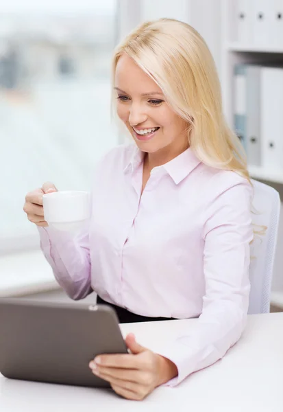 Femme d'affaires souriante ou étudiant avec tablette pc — Photo