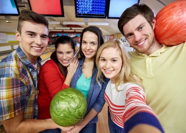 Glückliche Freunde machen Selfie im Kegelclub — Stockfoto