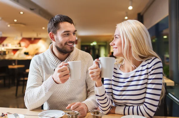 Счастливая пара встреча и пить чай или кофе — стоковое фото