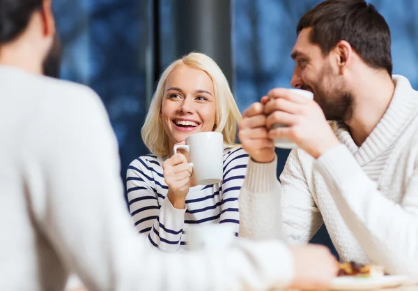 Happy přátelé setkání a pít čaj nebo kávu — Stock fotografie