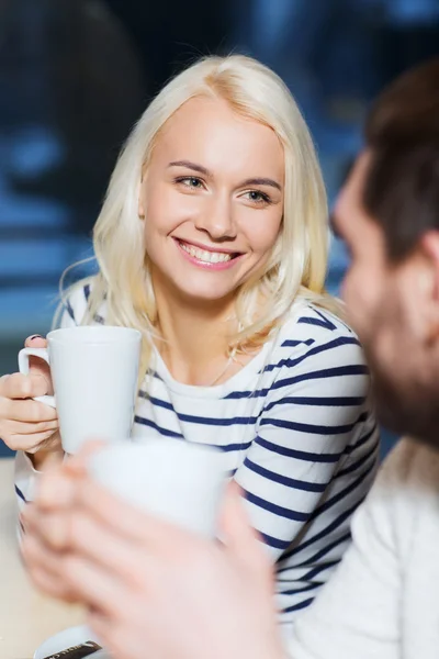 Reunião casal feliz e beber chá ou café — Fotografia de Stock