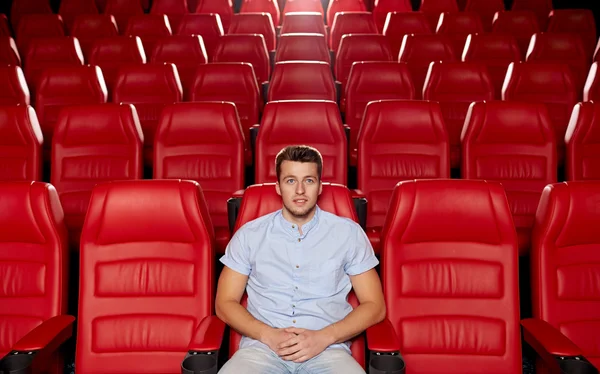 Gelukkig jonge man kijken naar film in theater — Stockfoto