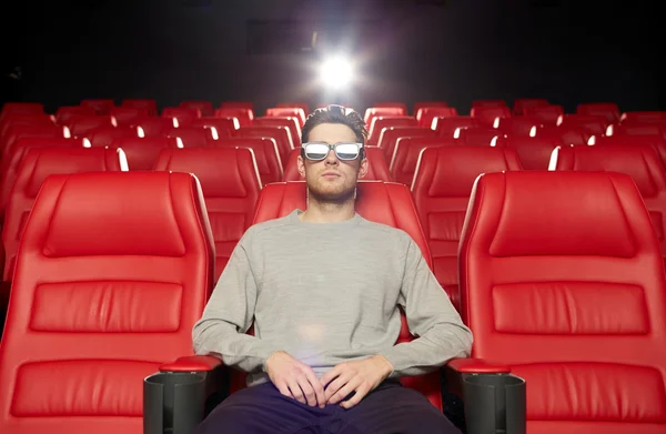 Jovem assistindo filme em 3d teatro — Fotografia de Stock