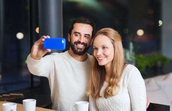 Feliz pareja con PC tableta y café en la cafetería — Foto de Stock