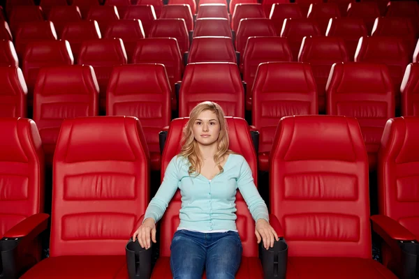 Молодая женщина смотрит кино в театре — стоковое фото