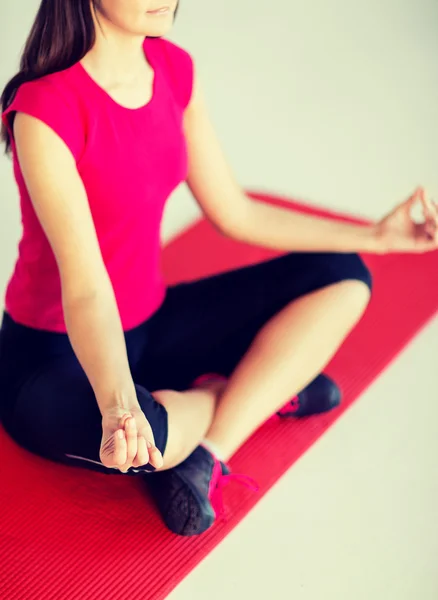 Meditasyon ve Lotus pozisyonda oturan kız — Stok fotoğraf
