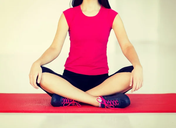 Menina sentada na posição de lótus e meditando — Fotografia de Stock