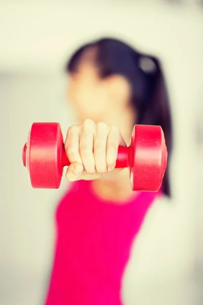 Mains de femme sportive avec haltères rouges clairs — Photo