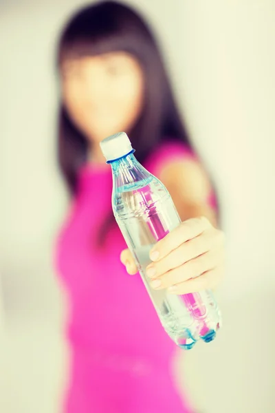 Deportiva mujer con botella de agua — Foto de Stock