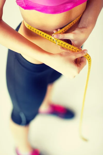 Barriga treinada com fita métrica — Fotografia de Stock