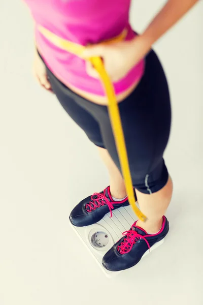 Barriga treinada com fita métrica — Fotografia de Stock