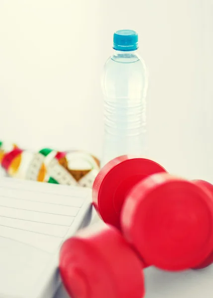 Waagen, Kurzhanteln, Wasserflasche, Maßband — Stockfoto