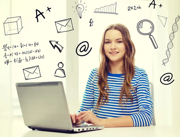 Sorridente adolescente gitl con computer portatile a casa — Foto Stock