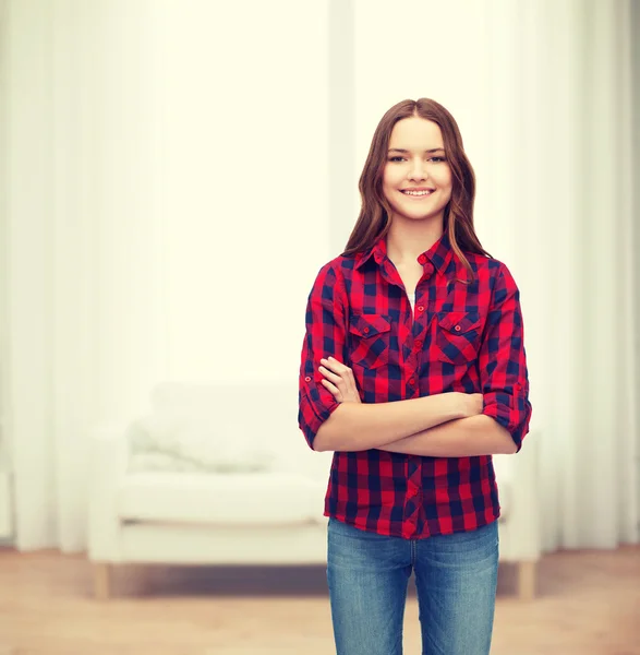 Mujer joven sonriente con ropa casual — Foto de Stock