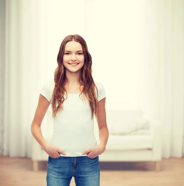 Sonriente adolescente en blanco camiseta en blanco —  Fotos de Stock