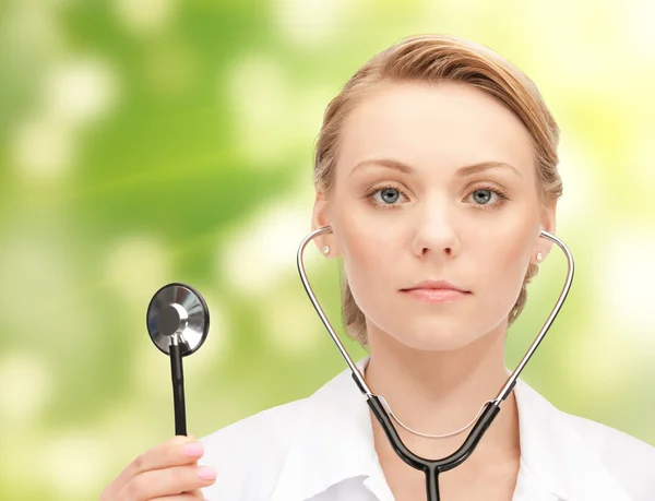 Jeune femme médecin avec stéthoscope — Photo