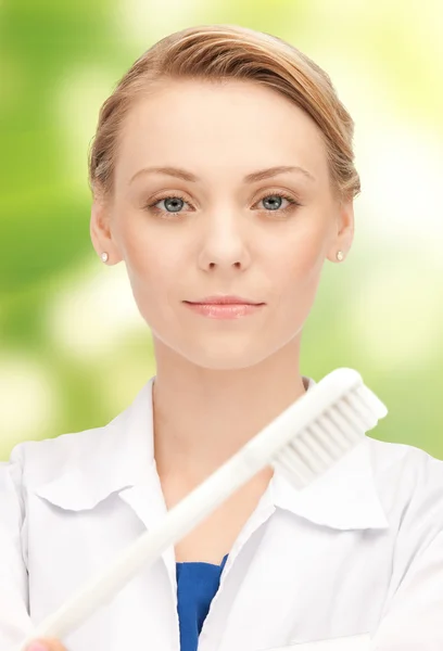 Felice giovane dentista femminile con spazzolino da denti — Foto Stock