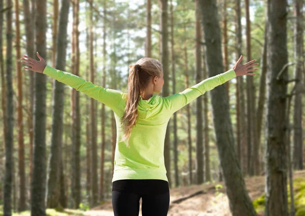 Glückliche Frau in Sportkleidung hebt die Hände — Stockfoto