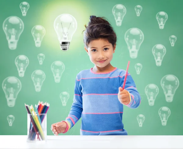 Gelukkig school meisje tekenen met kleuren potloden — Stockfoto