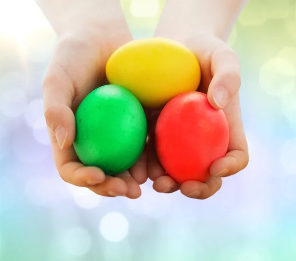 Close up of kid hands holding colored eggs — Stock Photo, Image
