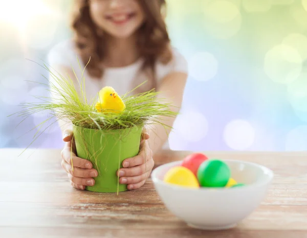 Närbild på flicka håller potten med påskgräs — Stockfoto