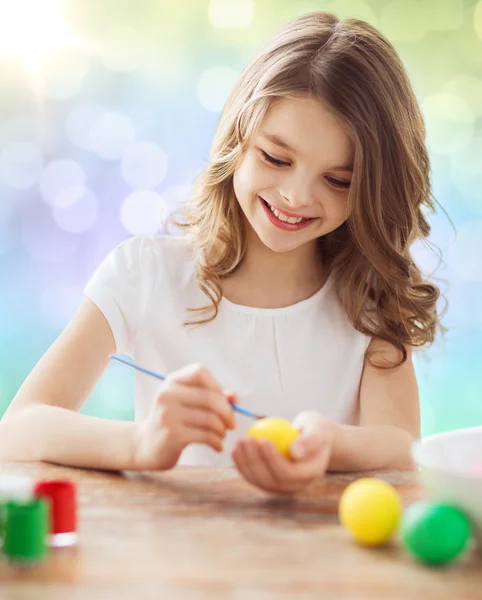 快乐的女孩，用画笔着色复活节彩蛋 — 图库照片