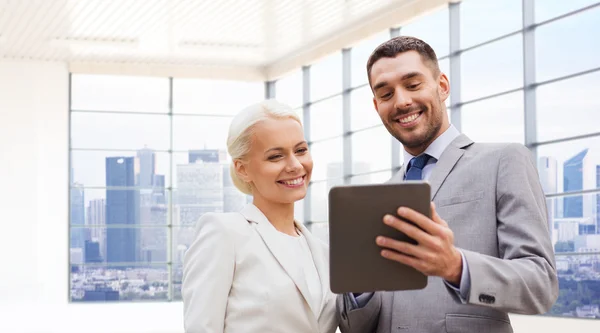 Glimlachende zakenmensen met tablet pc buitenshuis — Stockfoto