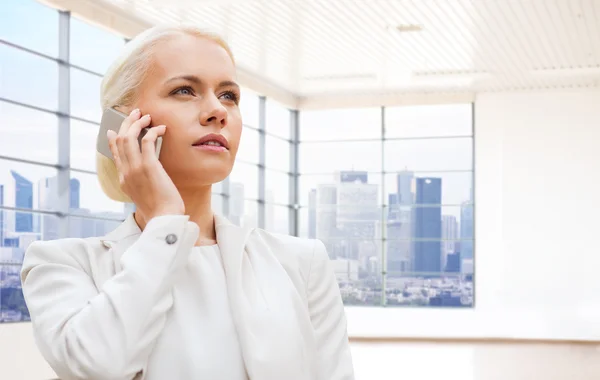 Businesswoman calling on smartphone — Stock Photo, Image
