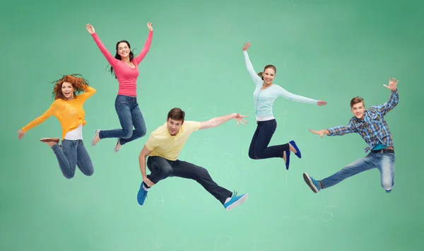 Grupo de adolescentes sonrientes saltando en el aire —  Fotos de Stock