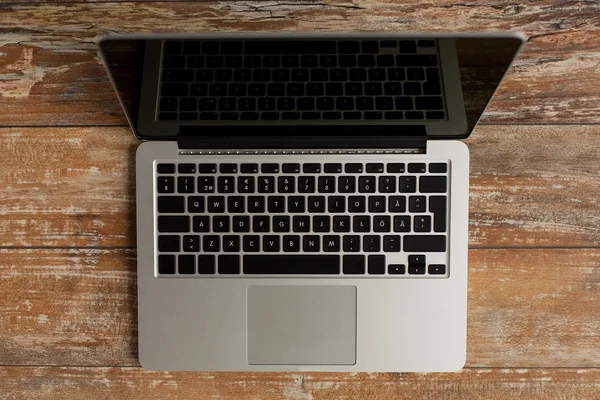 Dizüstü bilgisayar ile masada boş siyah perde — Stok fotoğraf