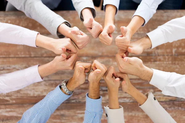 Equipe de negócios mostrando polegares para cima — Fotografia de Stock
