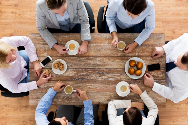 Närbild på business team dricka kaffe på lunch — Stockfoto