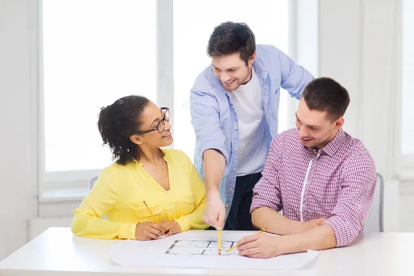 Tre leende arkitekter arbetar på kontor — Stockfoto