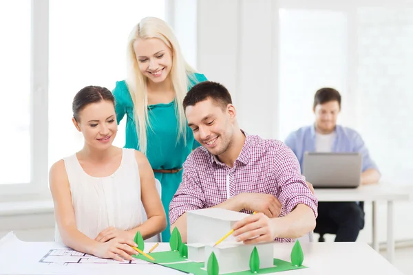 Lächelnde Architekten im Büro — Stockfoto