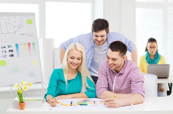 Designers d'intérieur souriants travaillant dans le bureau — Photo