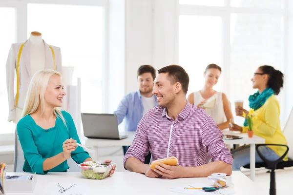 Smiling fashion designers having lunch at office — Stok fotoğraf