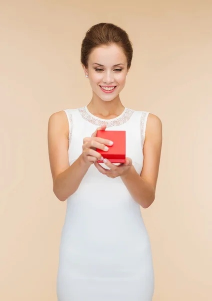 Mujer sonriente sosteniendo caja de regalo roja —  Fotos de Stock