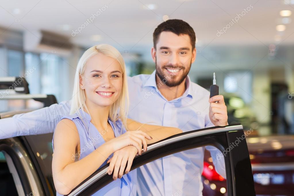 Продажа машины мужа жене. Счастливый покупатель авто. Счастливые покупатели автомобилей. Довольный клиент с машиной. Счастливый покупатель авто в салоне девушка.